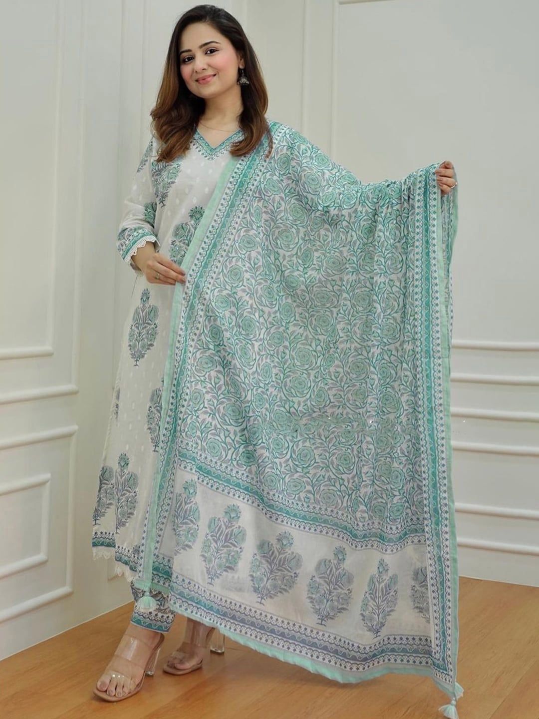 Dhiyona KL Women Floral Printed Regular Pure Cotton Kurta with Palazzos & With Dupatta