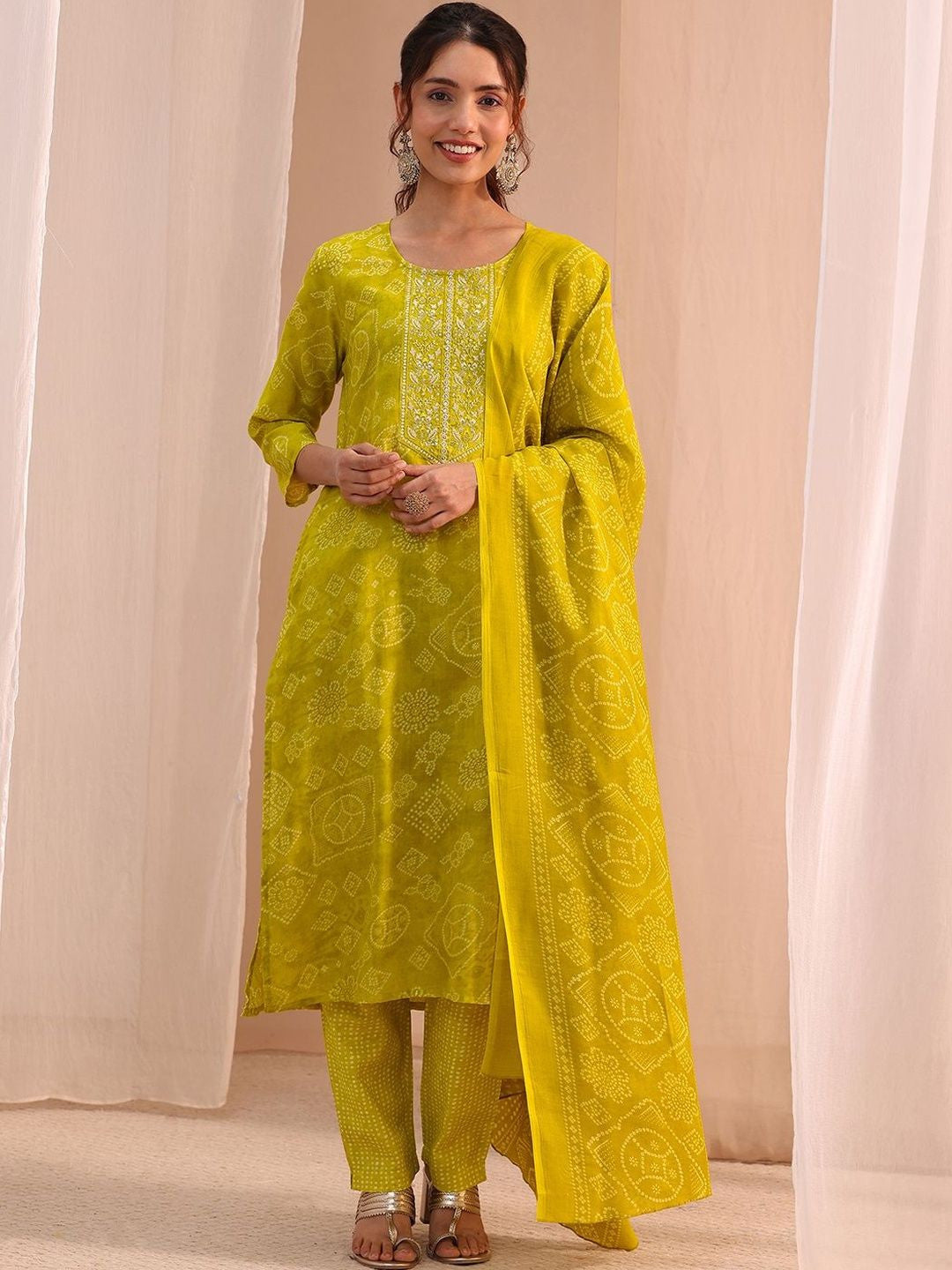 Women Bandhani Printed Regular Thread Work Kurta with Trousers & With Dupatta