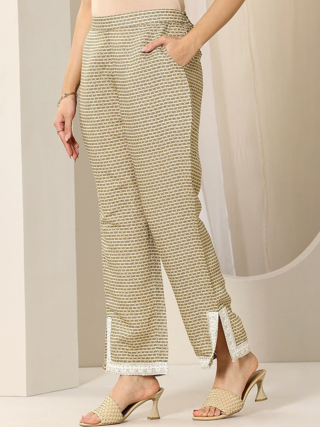 Women Floral Printed Regular Thread Work Kurta with Trousers
