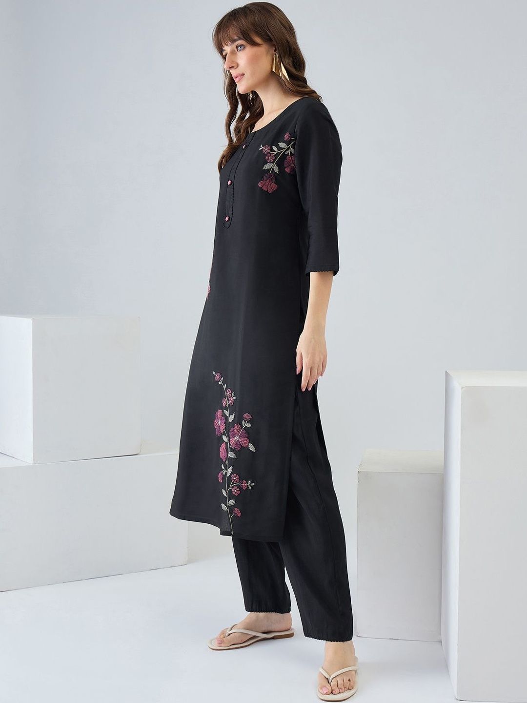 Dhiyona IE Women Floral Embroidered Regular Thread Work Kurta with Trousers
