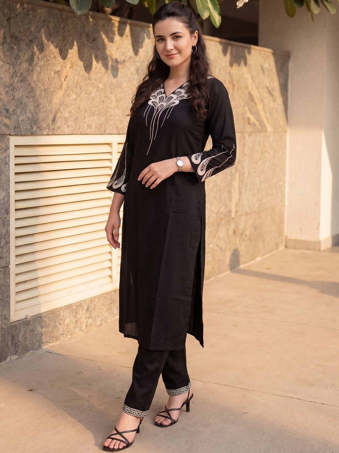 Women Ethnic Motifs Embroidered Regular Thread Work Kurta with Trousers