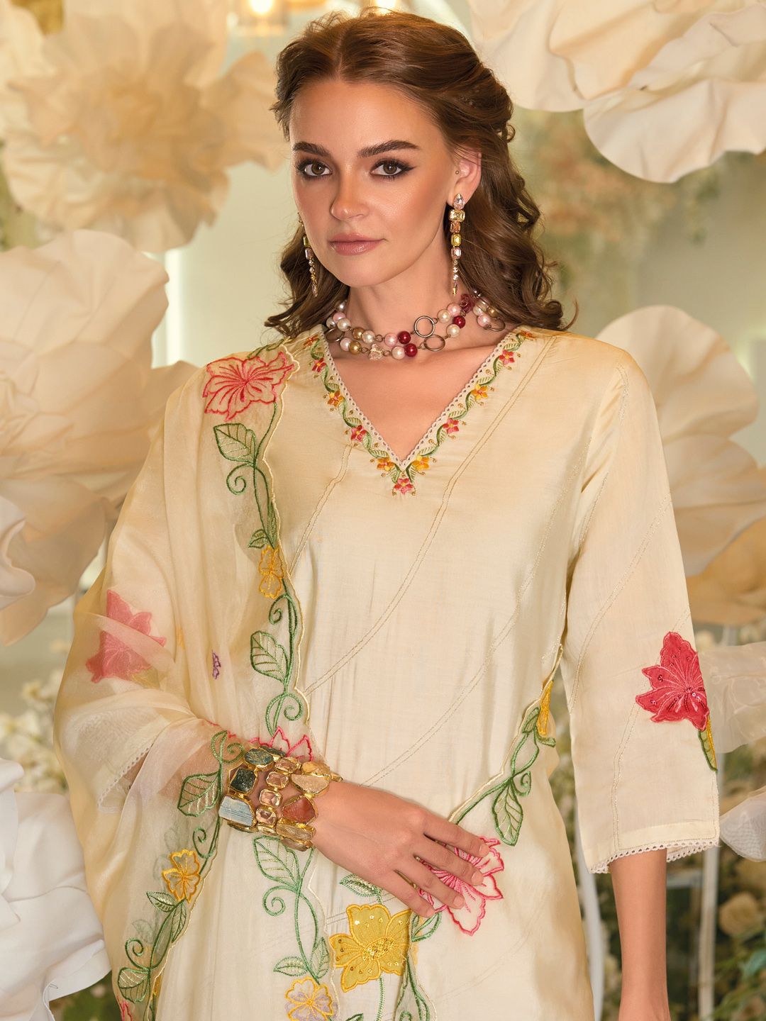 Dhiyona IE Women Floral Embroidered Regular Thread Work Kurta with Trousers & With Dupatta
