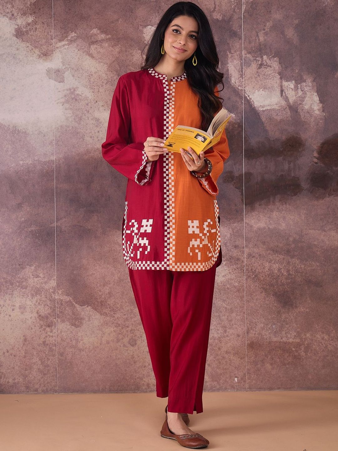Dhiyona IE Geometric Thread Work Round Neck Straight Kurta With Trouser