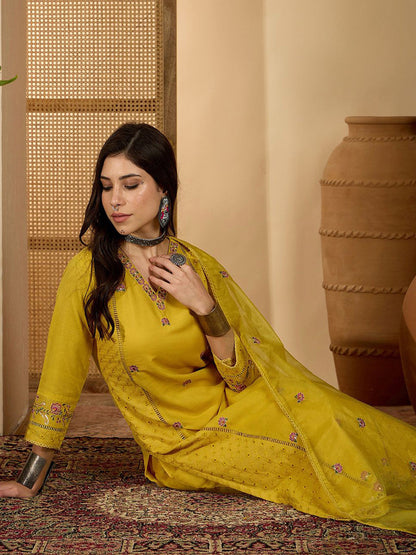 Women Floral Embroidered Kurta with Trousers & Dupatta
