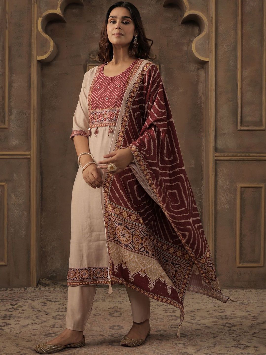 Dhiyona IE Women Geometric Printed Kurta with Trousers & Dupatta