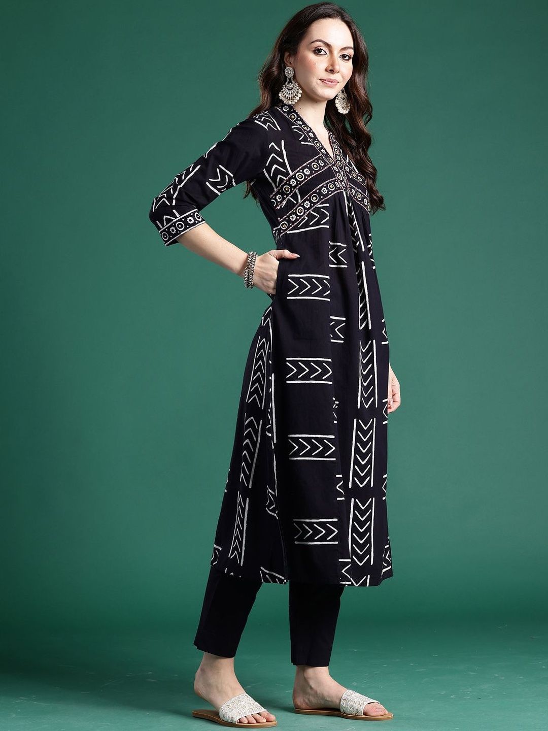 Women Printed Regular Thread Work Pure Cotton Kurta with Trousers & With Dupatta