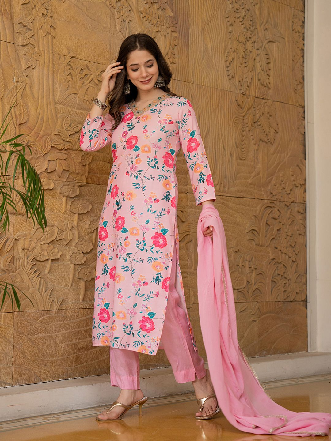 Dhiyona KL Floral Printed V-Neck Thread Work Straight Kurta With Trousers & Dupatta