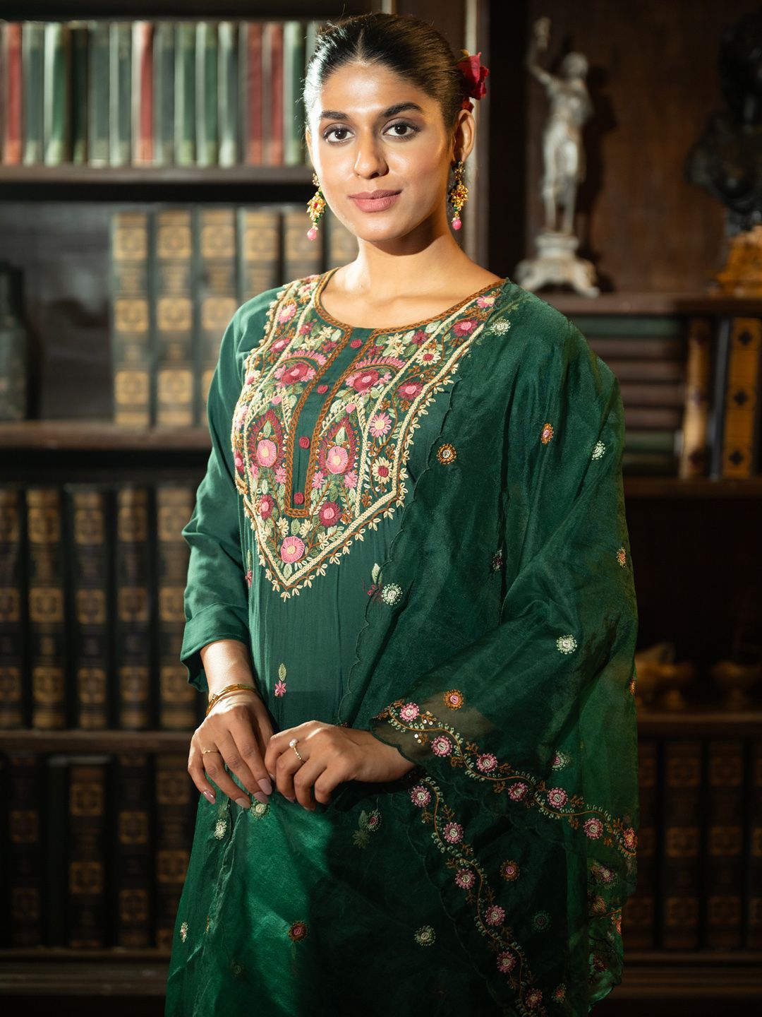 Dhiyona IE Women Floral Embroidered Straight Kurta Set