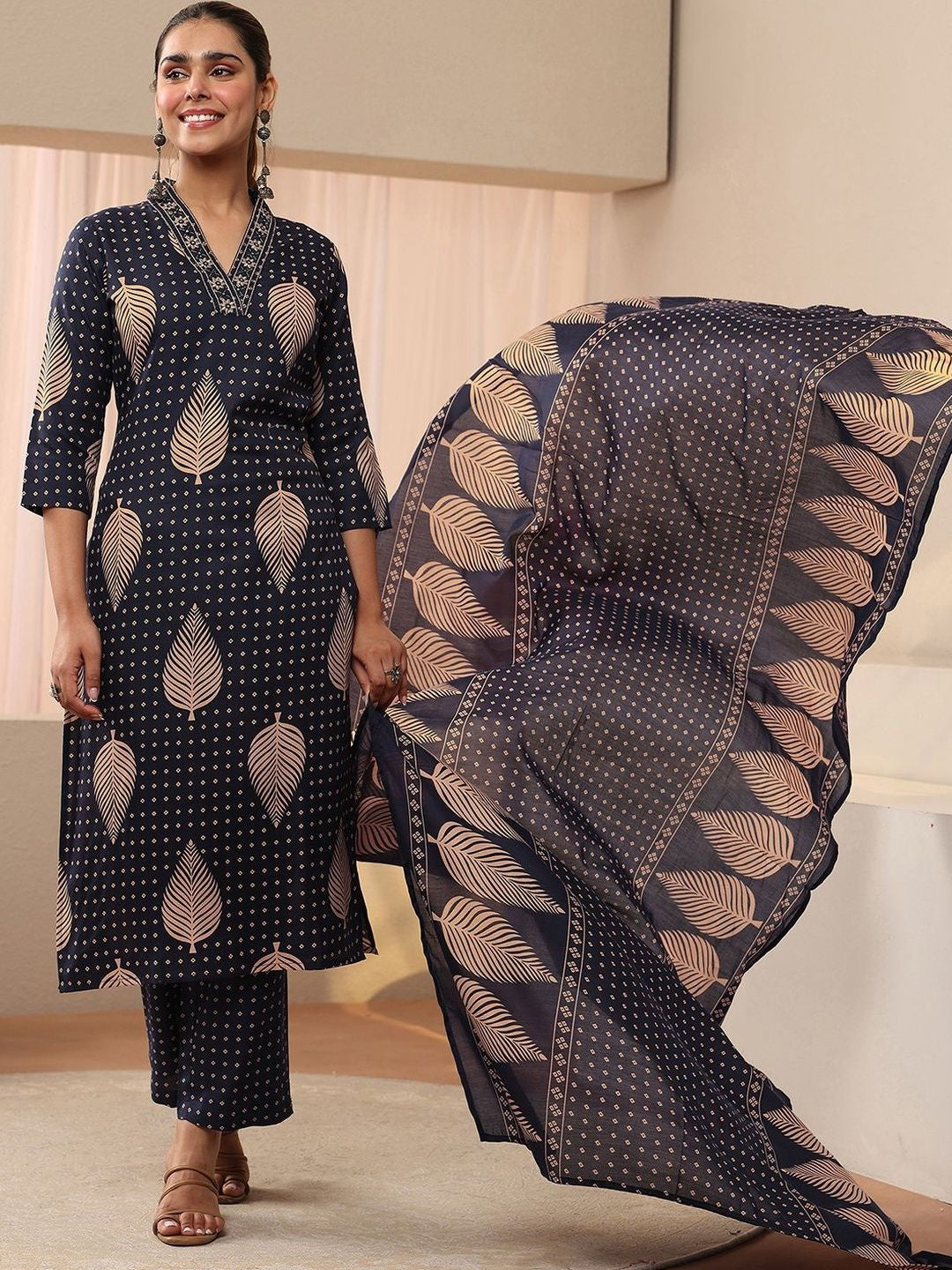 Women Floral Printed Regular Kurta with Trousers & With Dupatta