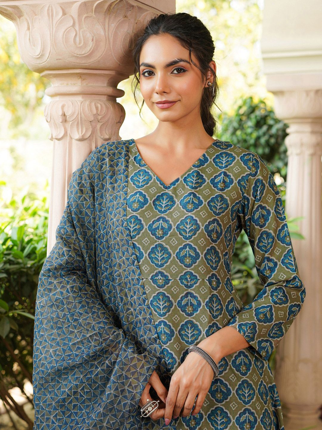 Dhiyona KL Women Floral Printed Kurta with Palazzo & Dupatta