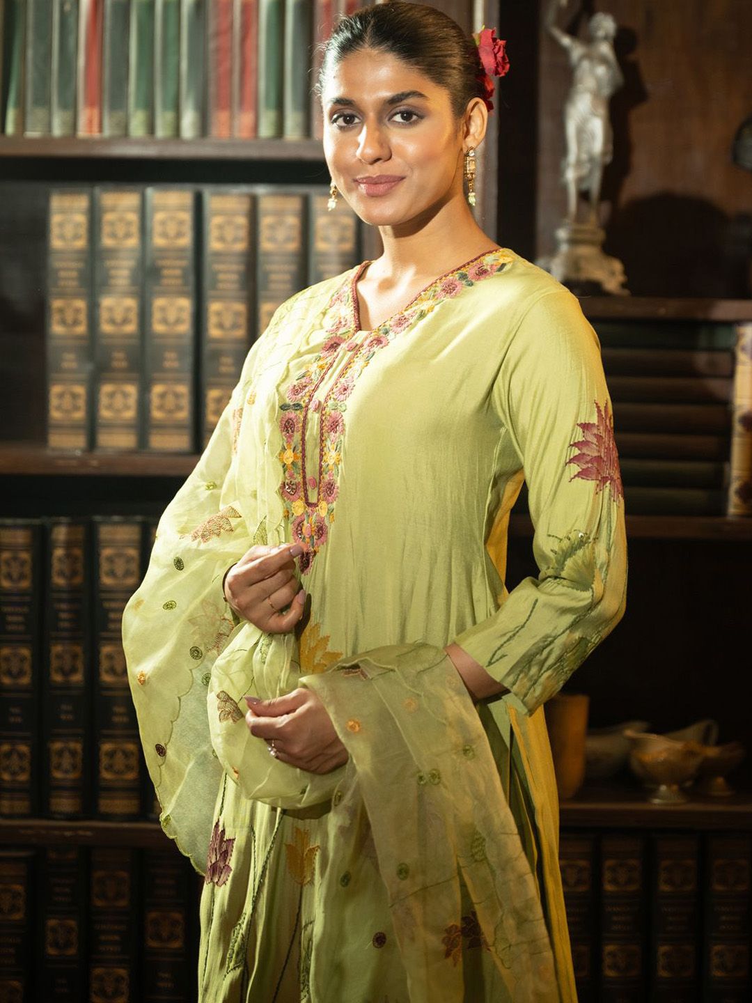 Dhiyona IE Floral Printed Thread Work Straight Kurta With Trousers & With Dupatta