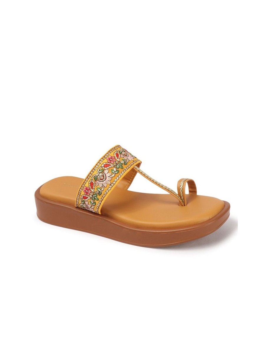 Dhiyona AK Women Embellished Ethnic One Toe Flats