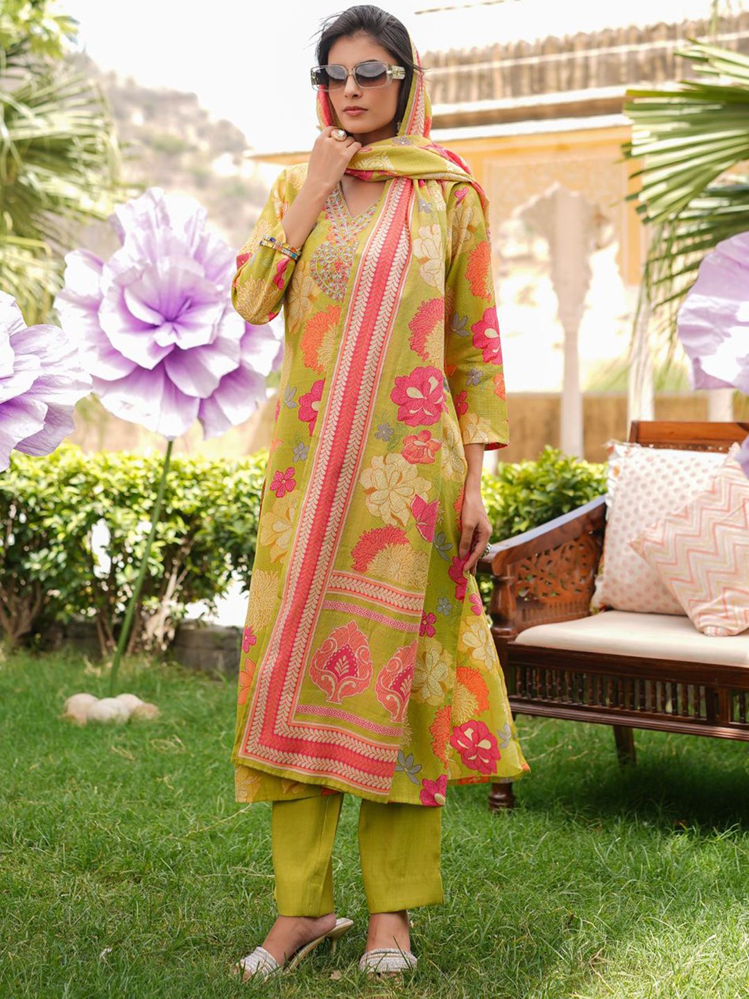 Dhiyona KL Women Floral Embroidered Regular Kurta with Trousers & Dupatta