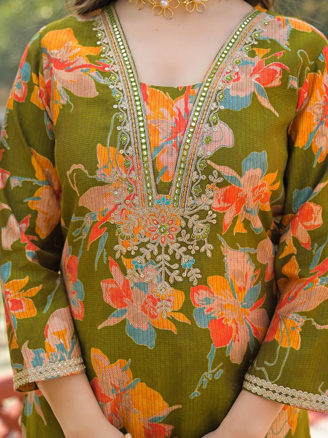 Dhiyona KL Women Floral Printed Regular Thread Work Kurta with Trousers & With Dupatta