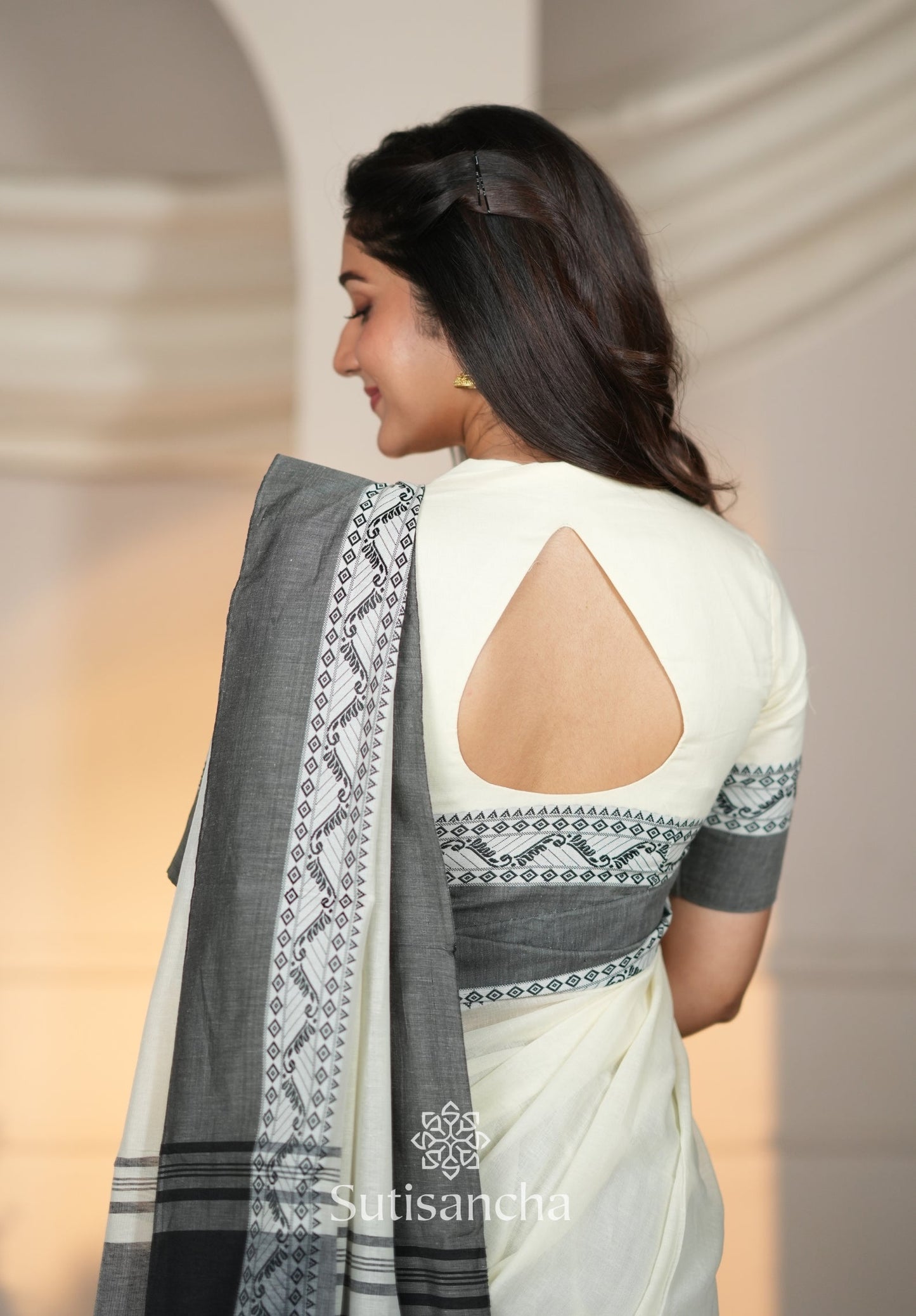 Dhiyona SS The Weaver's Touch: Pure Bengal Cotton Saree with Timeless Appeal