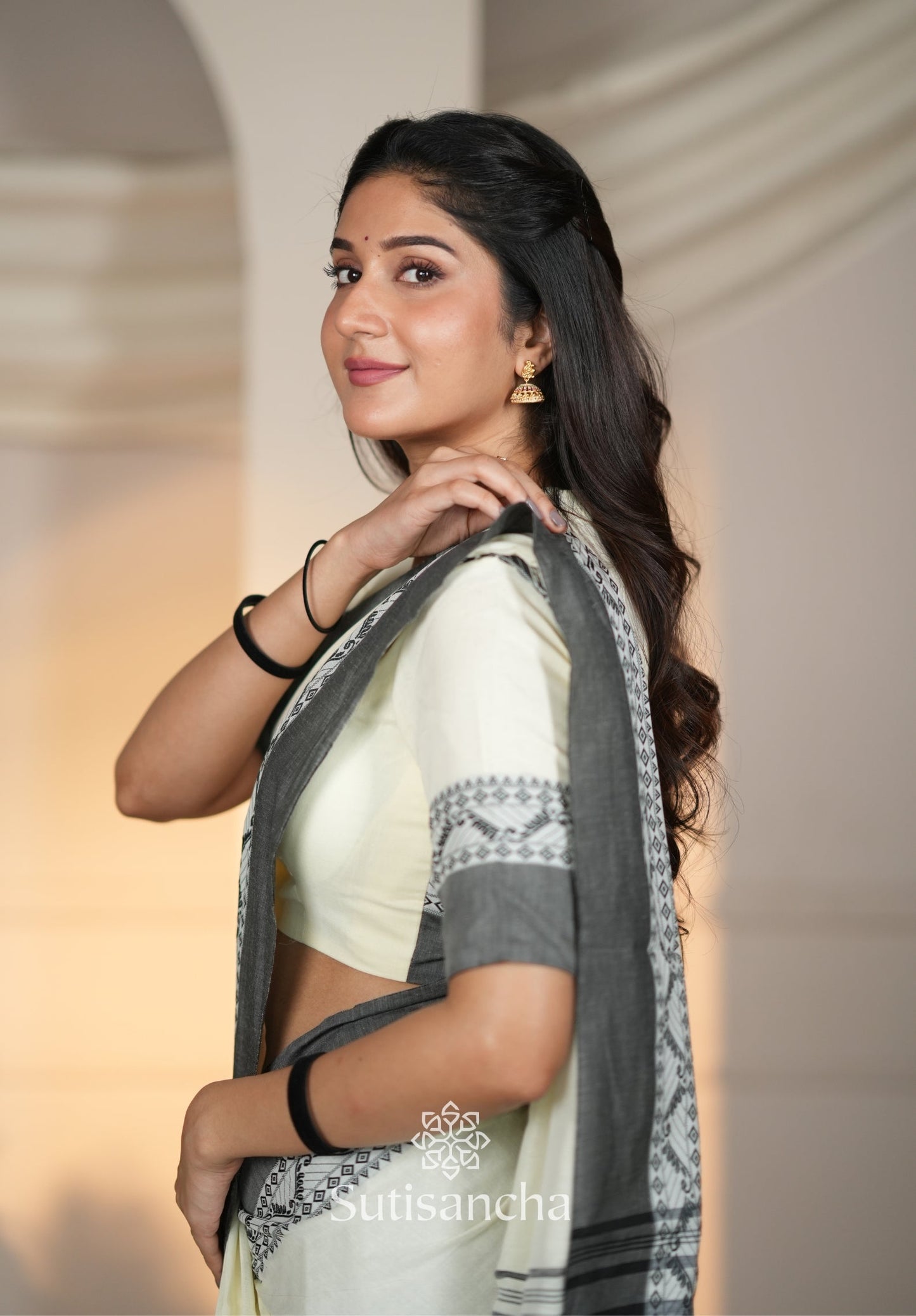 Dhiyona SS The Weaver's Touch: Pure Bengal Cotton Saree with Timeless Appeal