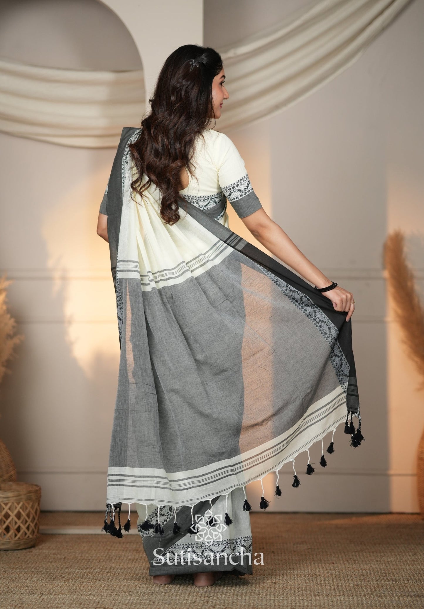 Dhiyona SS The Weaver's Touch: Pure Bengal Cotton Saree with Timeless Appeal