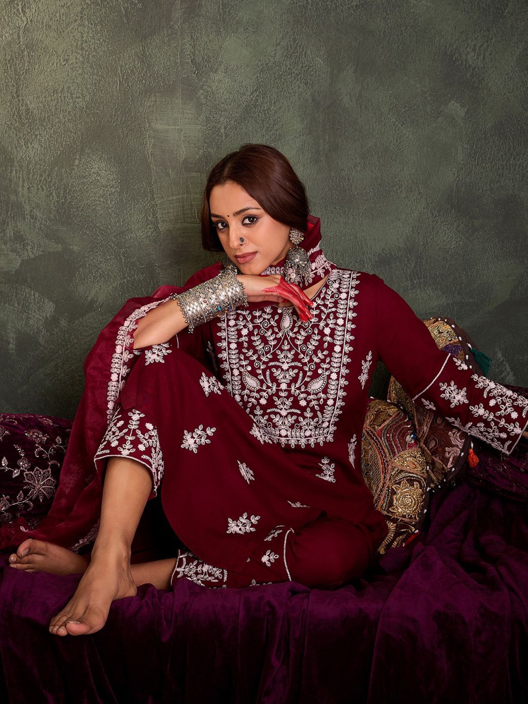Dhiyona IE Women Ethnic Motifs Embroidered Regular Thread Work Kurta with Trousers & With Dupatta