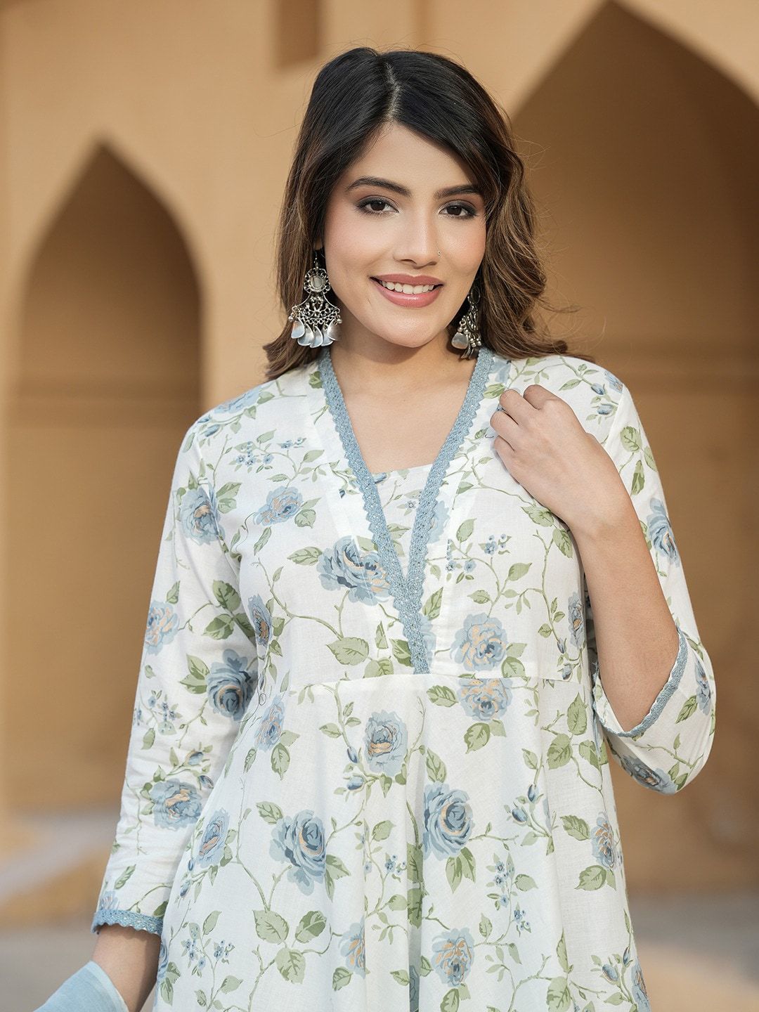 Dhiyona KL Women Floral Printed Regular Thread Work Pure Cotton Kurta with Trousers & With Dupatta