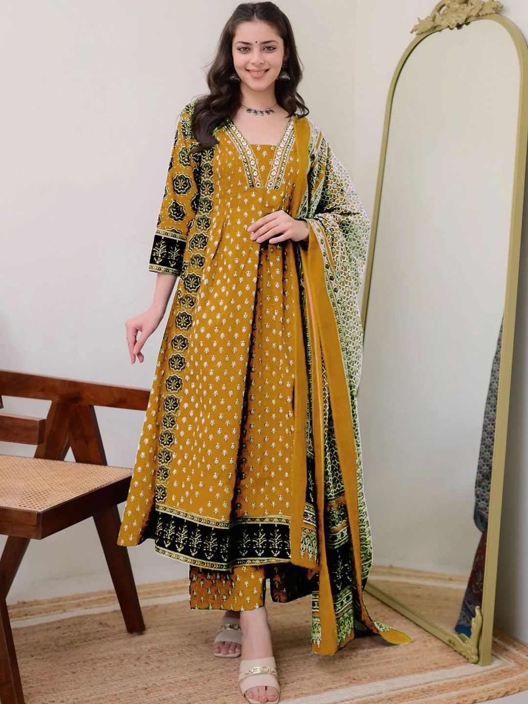 Dhiyona KL Plus Size Floral Printed Square Neck Anarkali Kurta & Trousers With Dupatta