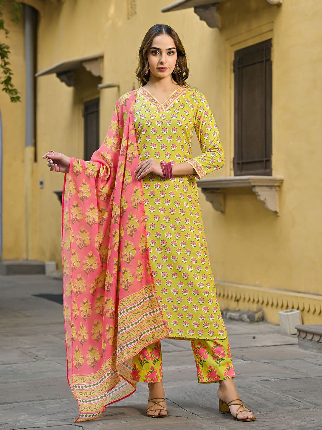 Dhiyona KL Floral Printed Straight Kurta with Trousers & Dupatta