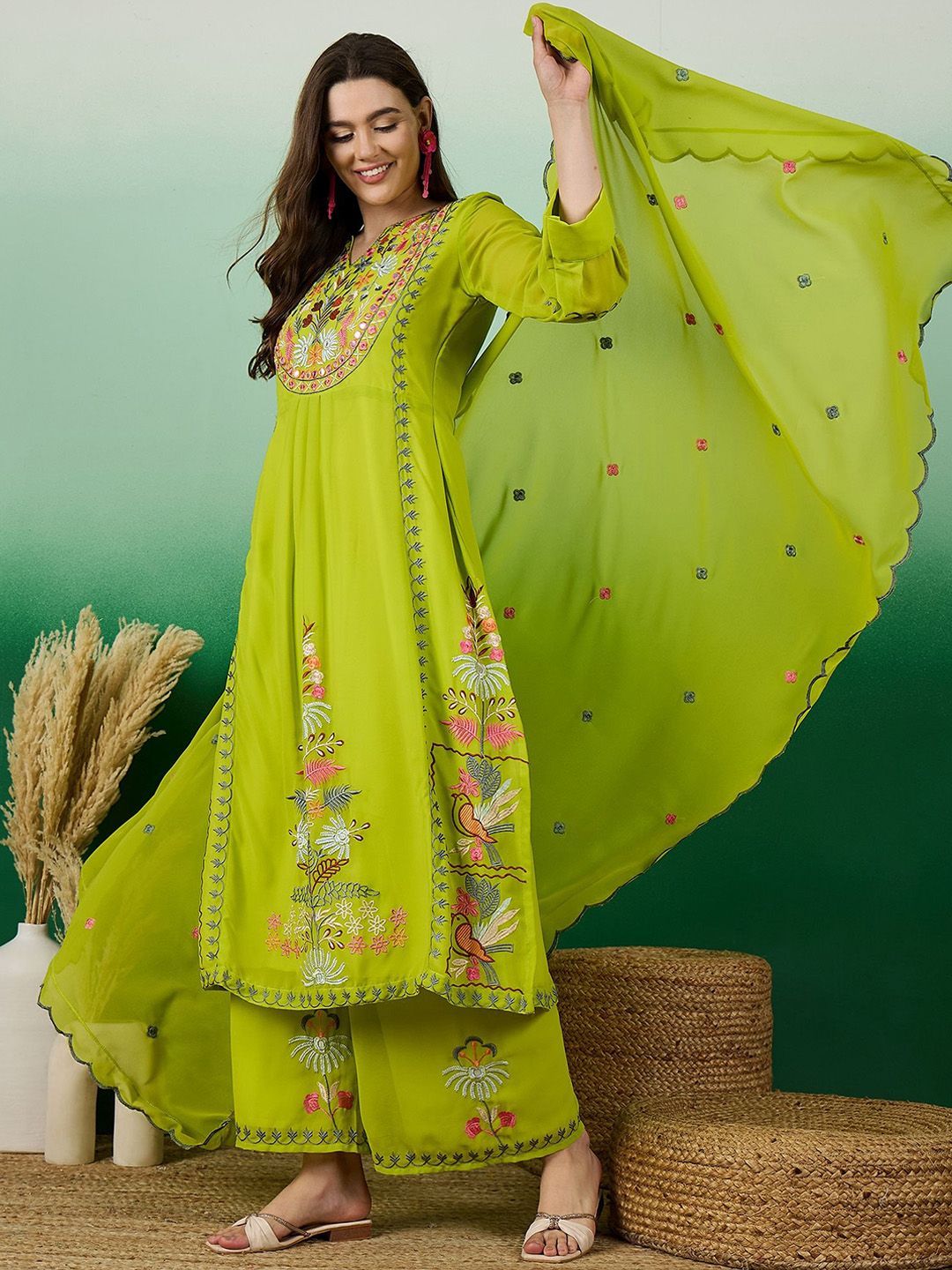 Dhiyona KL Floral Embroidered V-Neck Cuffed Sleeves Thread Work Kurta ,Palazzos & Dupatta