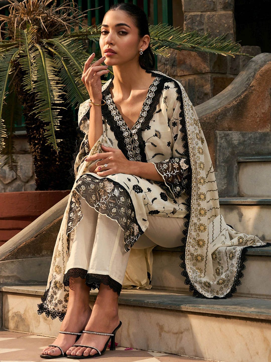 Dhiyona IE Floral Embroidered Regular Thread Work Pure Cotton Kurta with Trousers & Dupatta