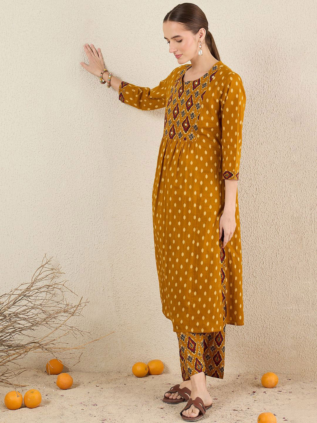 Women Geometric Printed Cotton Kurta with Trousers