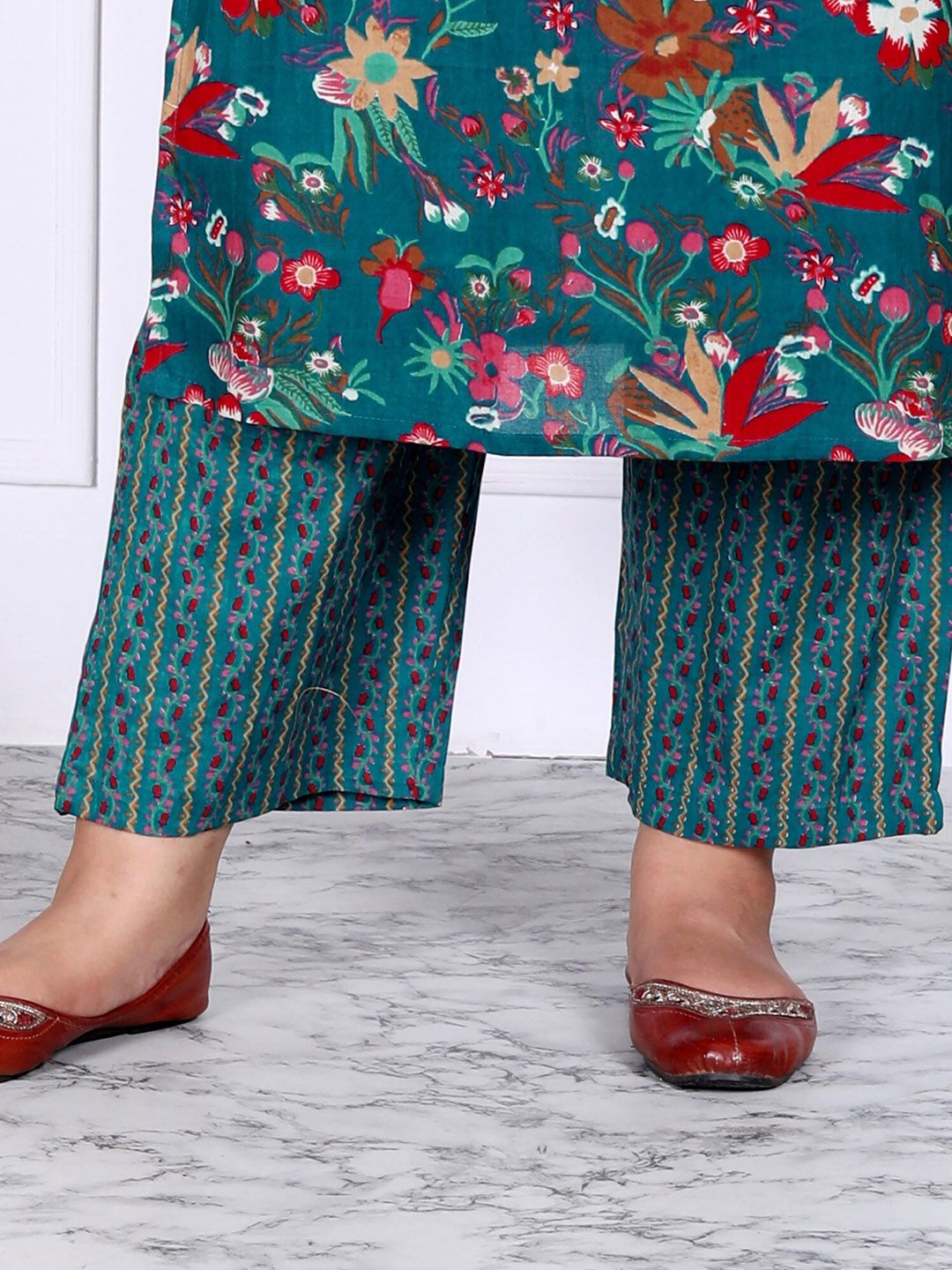 Dhiyona KL Plus Size Floral Printed Regular Pure Cotton Straight Kurta With Trousers & Dupatta