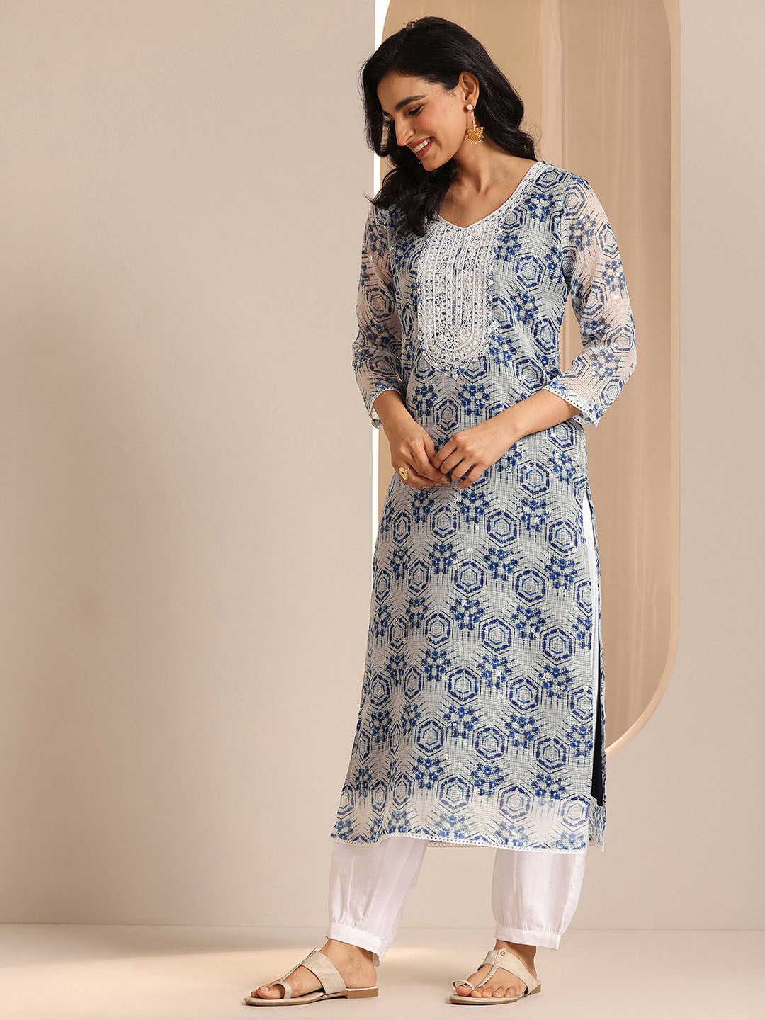 Women Floral Printed Regular Kurta with Trousers & With Dupatta