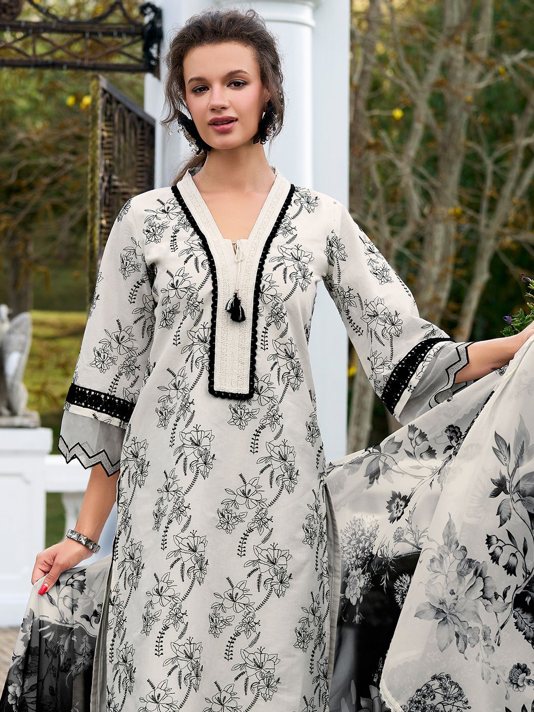 Dhiyona IE Floral Embroidered Regular Thread Work Pure Cotton Kurta & Trousers With Dupatta