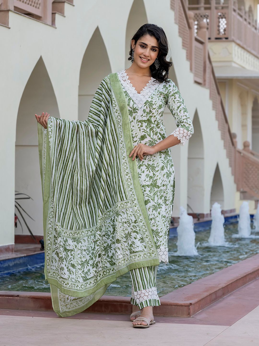 Dhiyona KL Women Floral Printed Regular Pure Cotton Kurta with Trousers & With Dupatta