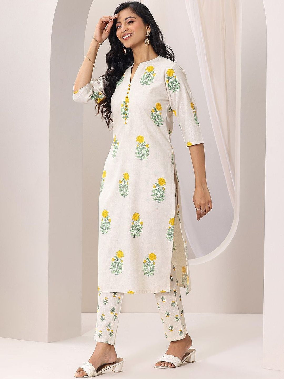Women Floral Printed Regular Kurta with Trousers