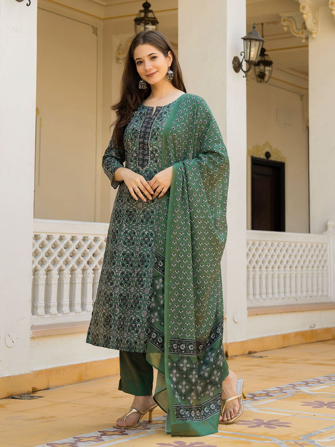 Dhiyona KL Women Ethnic Motifs Printed Regular Kurta with Trousers & Dupatta
