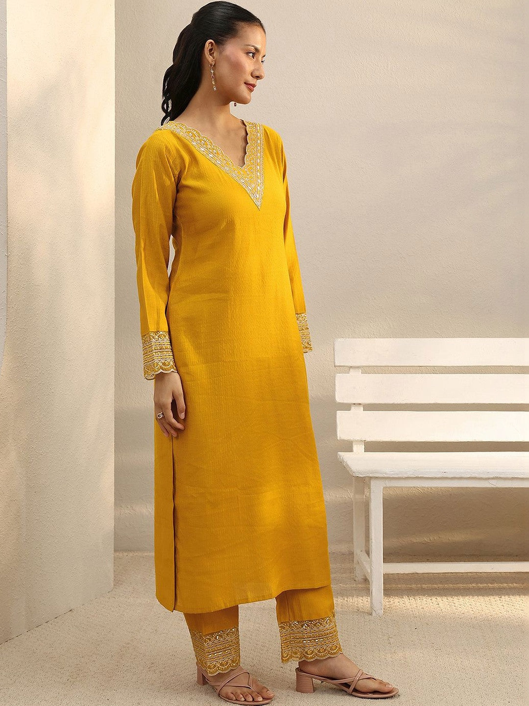 Women Floral Regular Thread Work Kurta with Trousers & With Dupatta