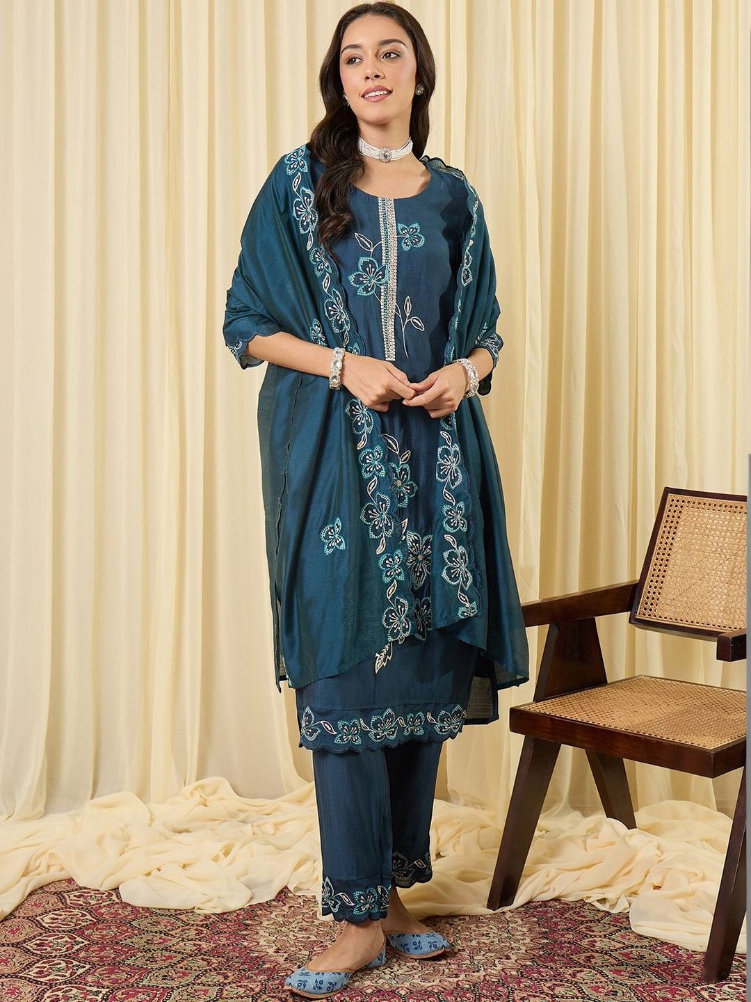 Dhiyona IE Women Floral Embroidered Regular Thread Work Kurta with Trousers & With Dupatta