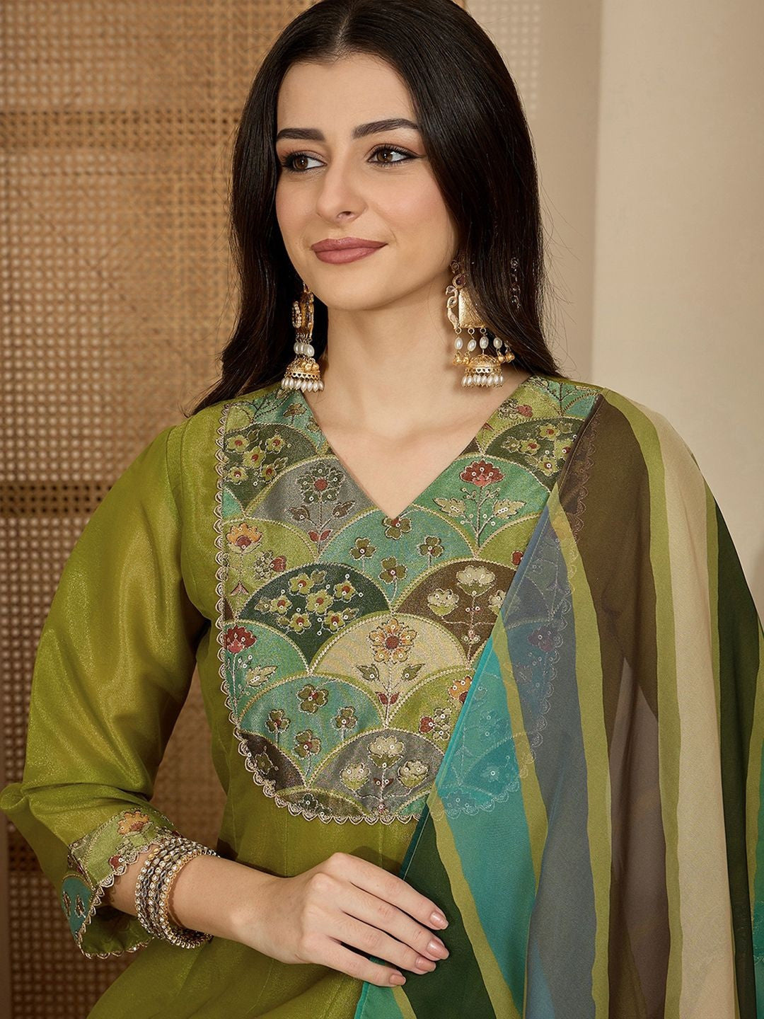 Women Printed Silk Blend Kurta Sets