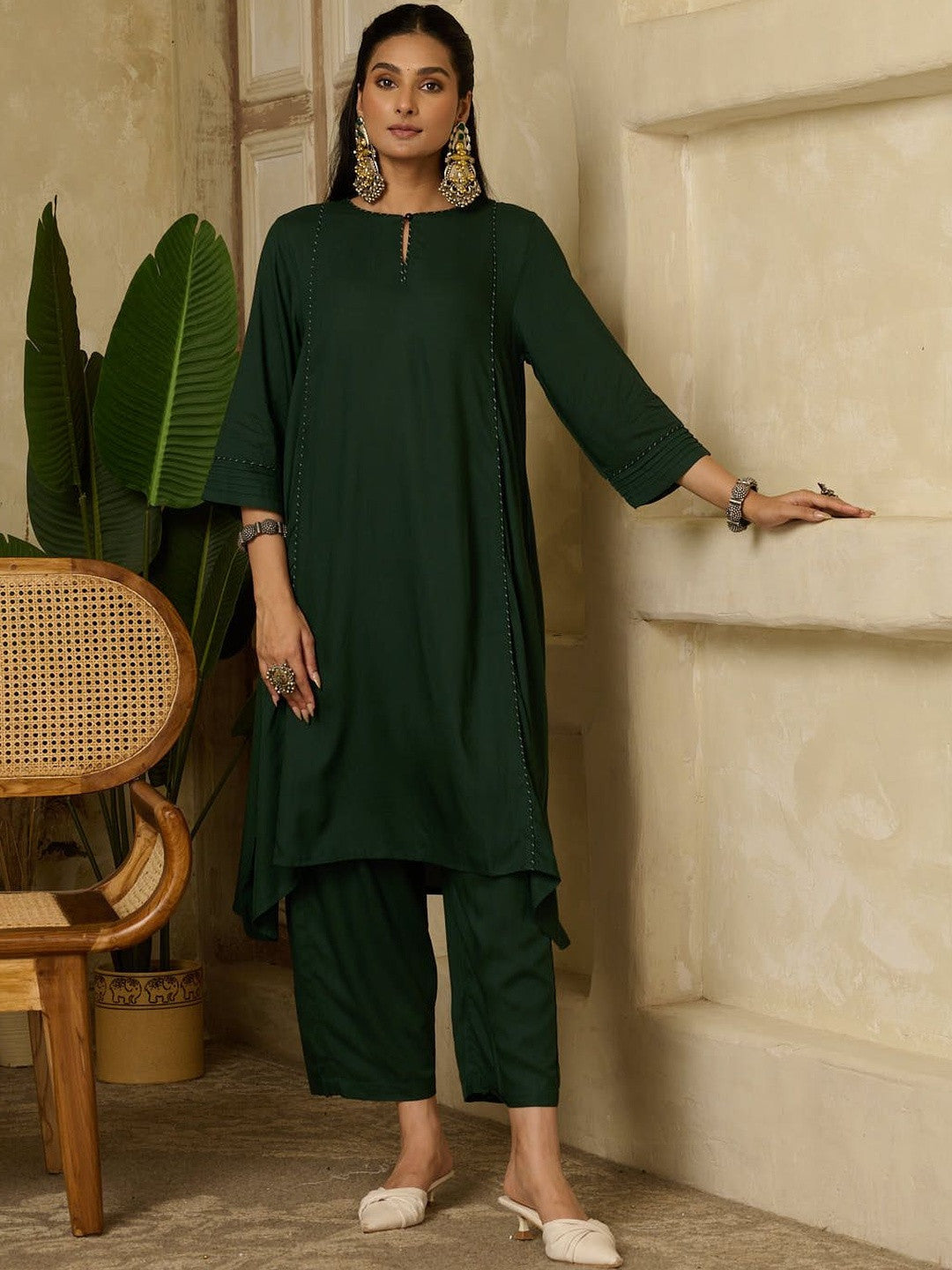 Women Green Regular Thread Viscose Rayon Round Neck Work Kurta Sets