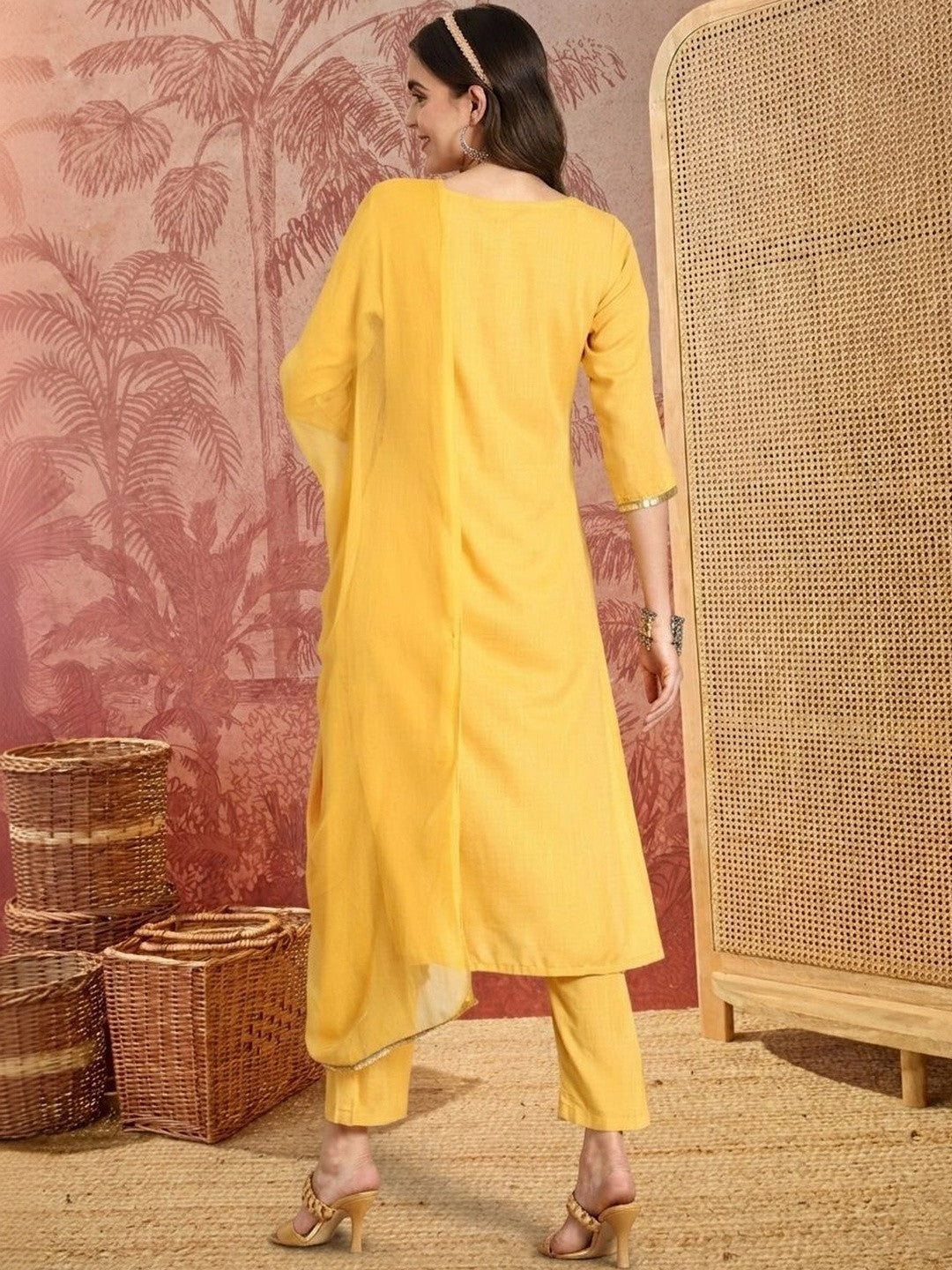 Women Floral Printed Round Neck Kurta Set With Dupatta