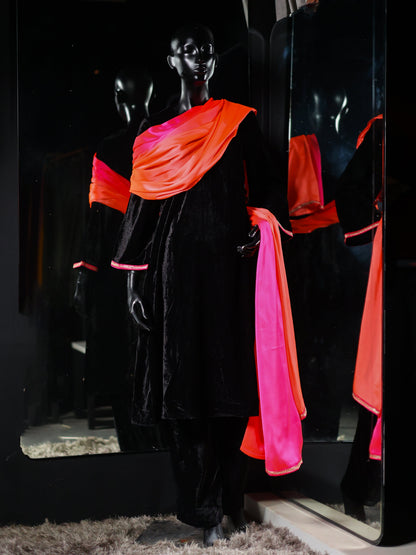 Dhiyona ST Women's Black Velvet Kurta with Pant and Pink Sunset Dupatta with Lace 3 Piece Set | Straight Fit, Round Neck, Full Sleeves, Pants, Festive Wear, (Velvet)