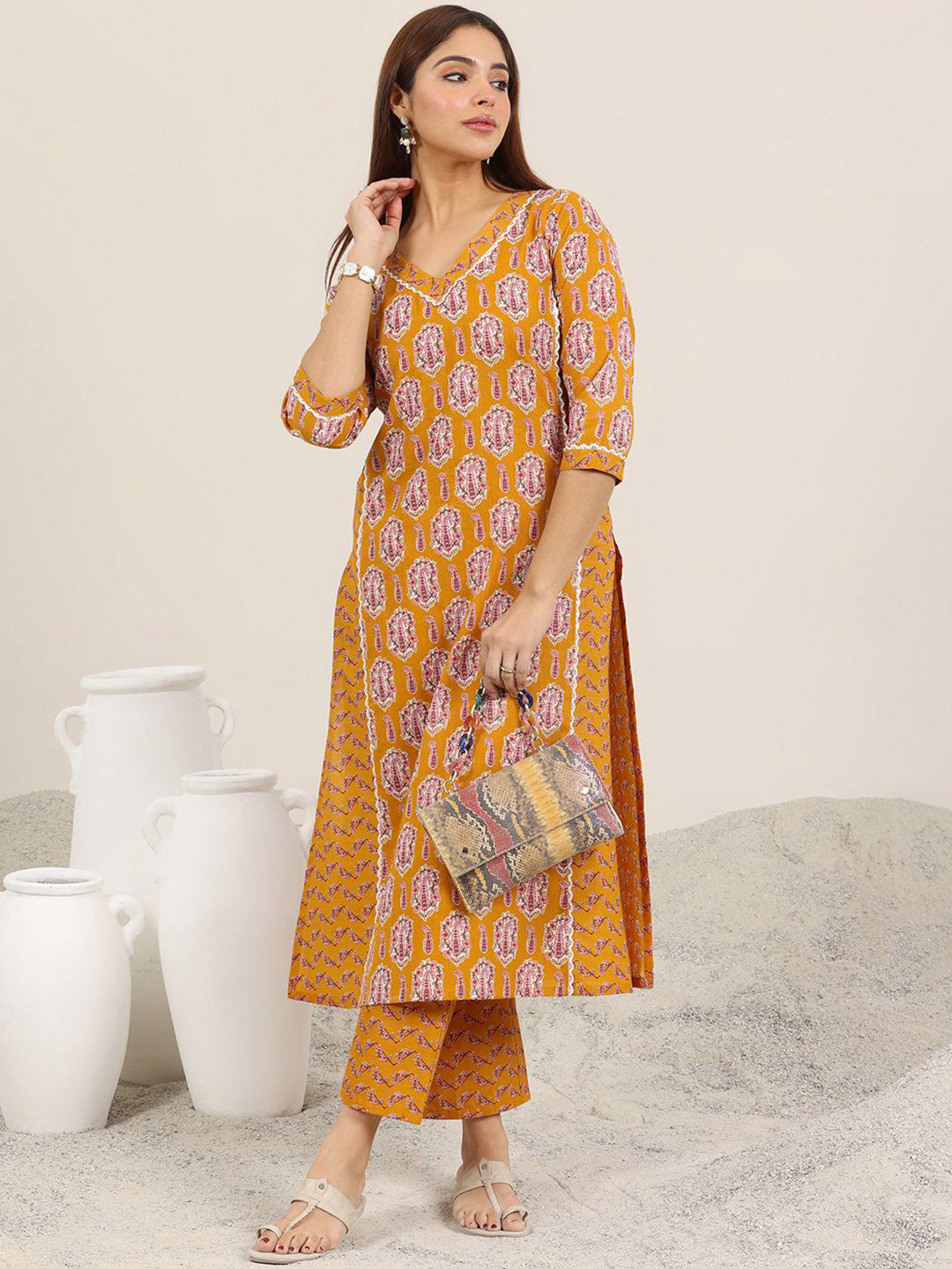 Women Floral Printed Regular Kurta with Trousers