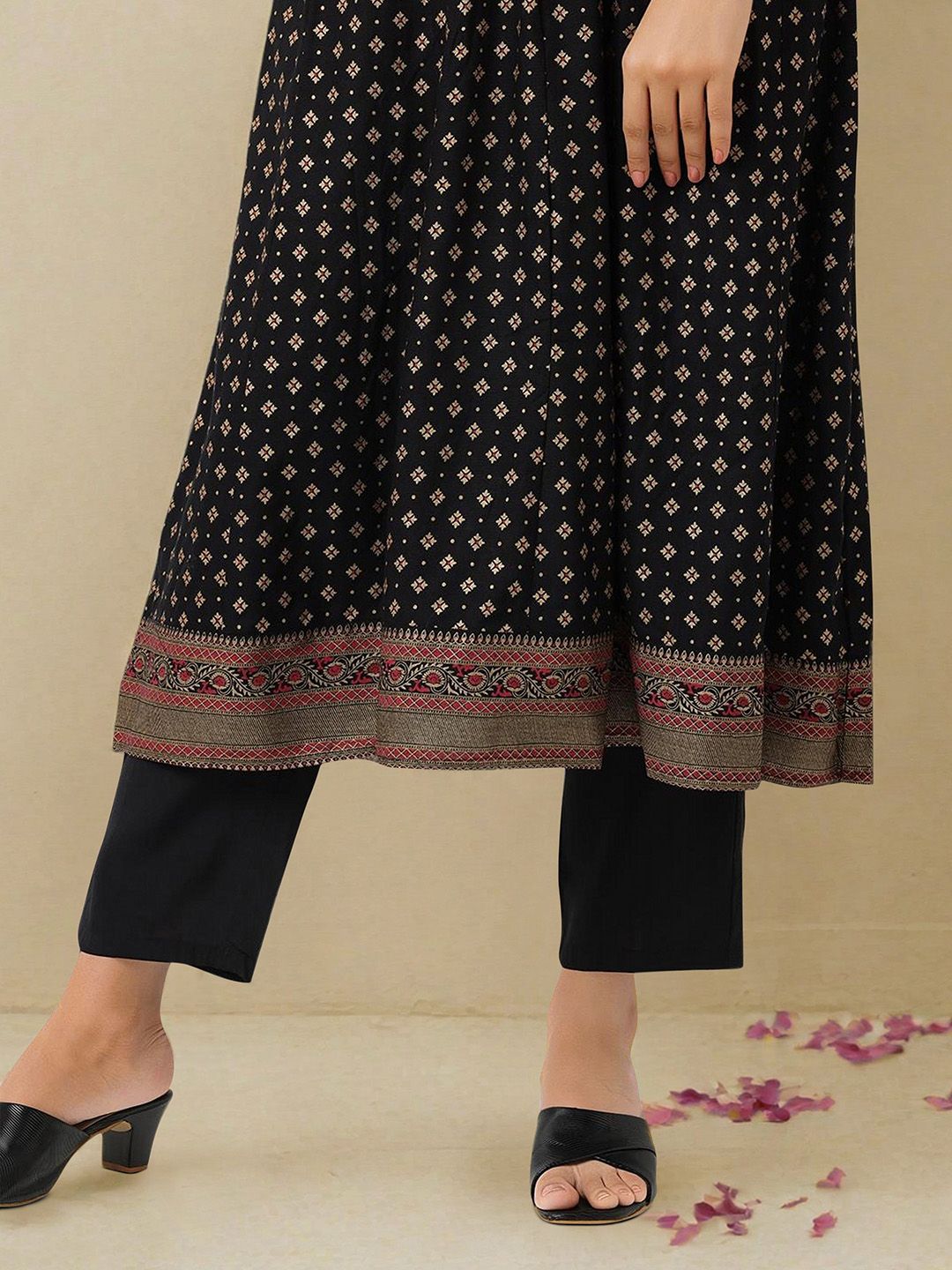 Dhiyona IS Women's Floral Printed V-Neck A-Line Kurta With Trousers