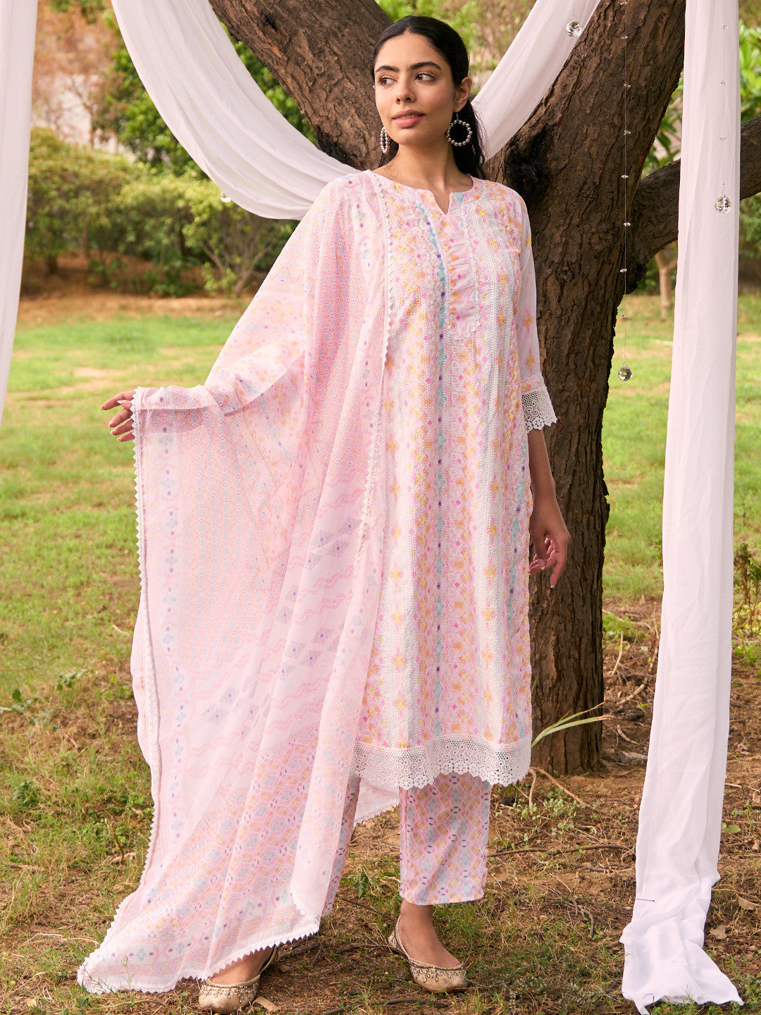 Floral Embroidered Regular Thread Work Kurta with Trousers & With Dupatta