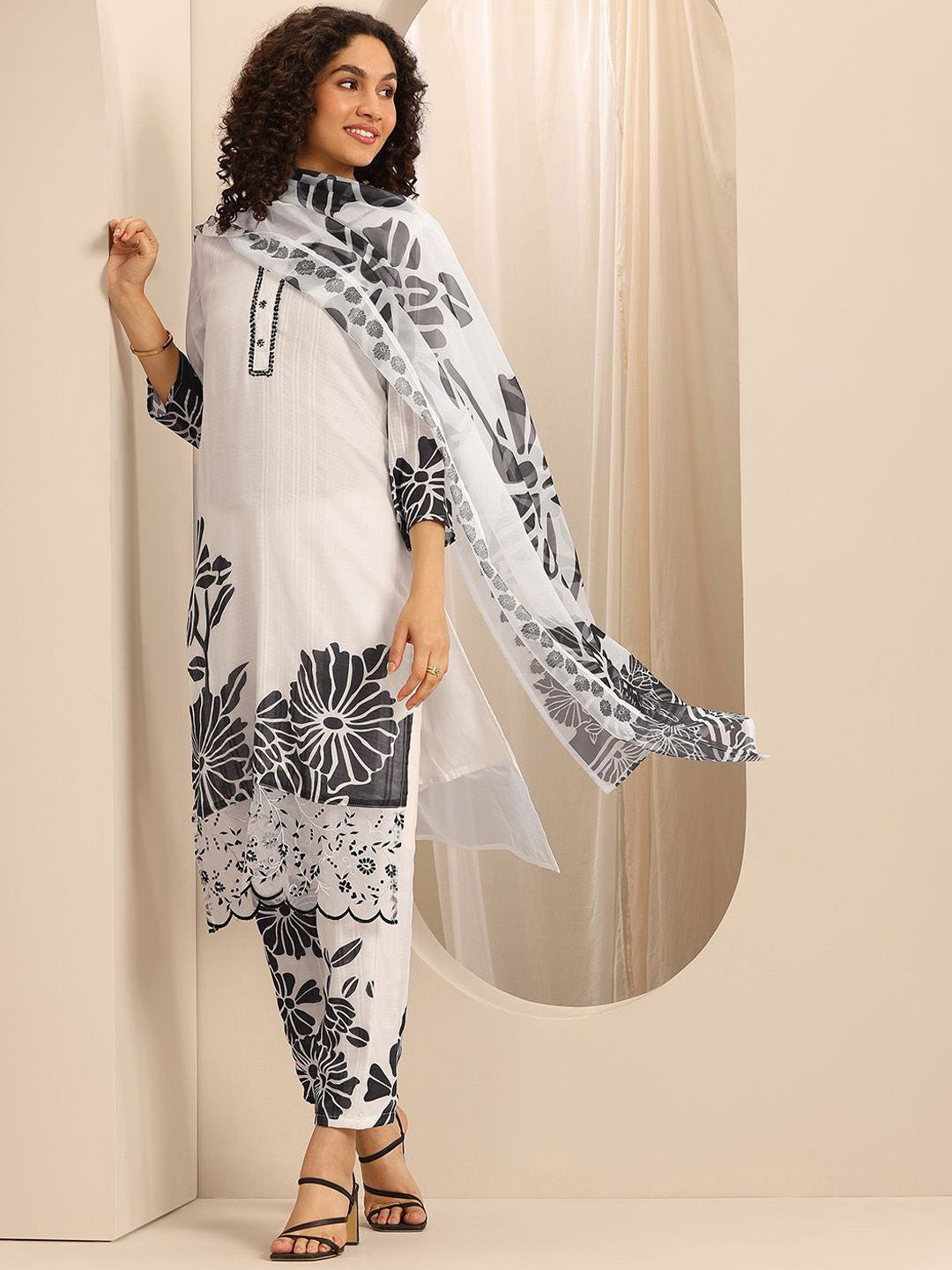 Women Floral Printed Kurta with Trousers & With Dupatta