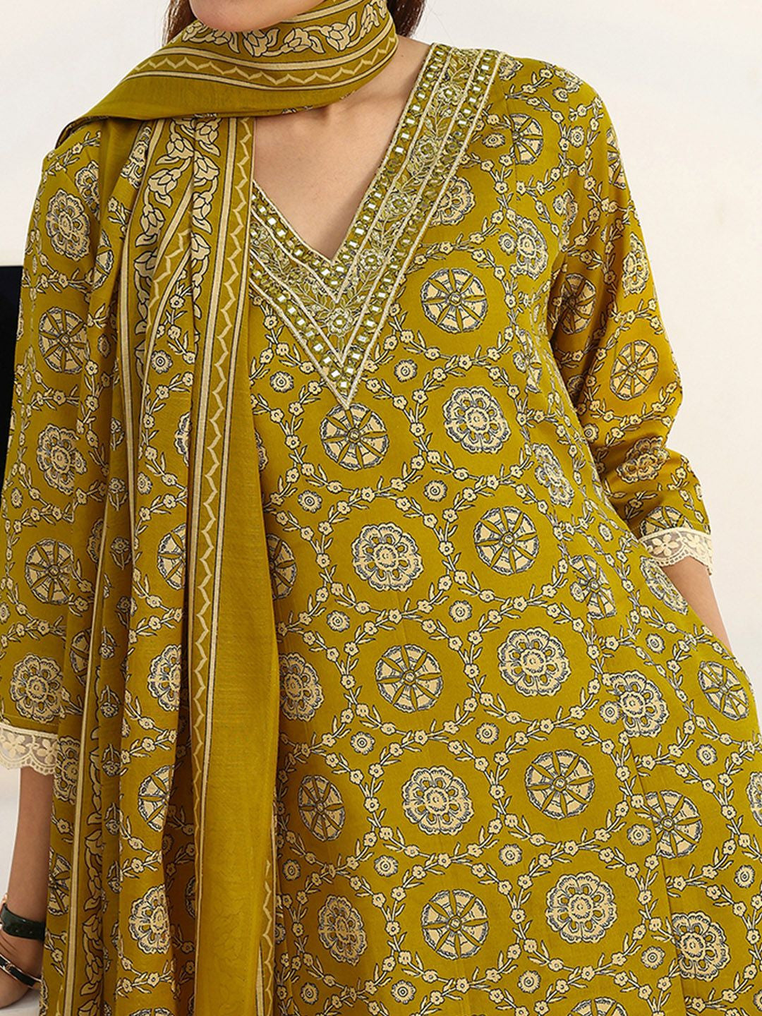 Women Ethnic Motifs Printed Regular Cotton Blend Kurta with Trousers & With Dupatta