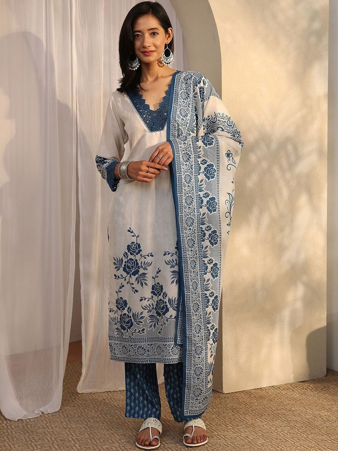 Women Floral Printed Regular Kurta with Trousers & With Dupatta