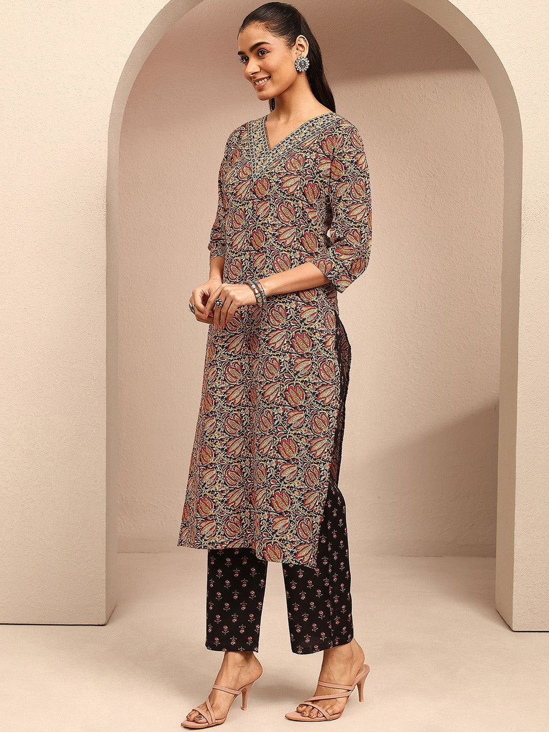 Women Ethnic Motifs Printed Regular Thread Work Kurta with Trousers & With Dupatta