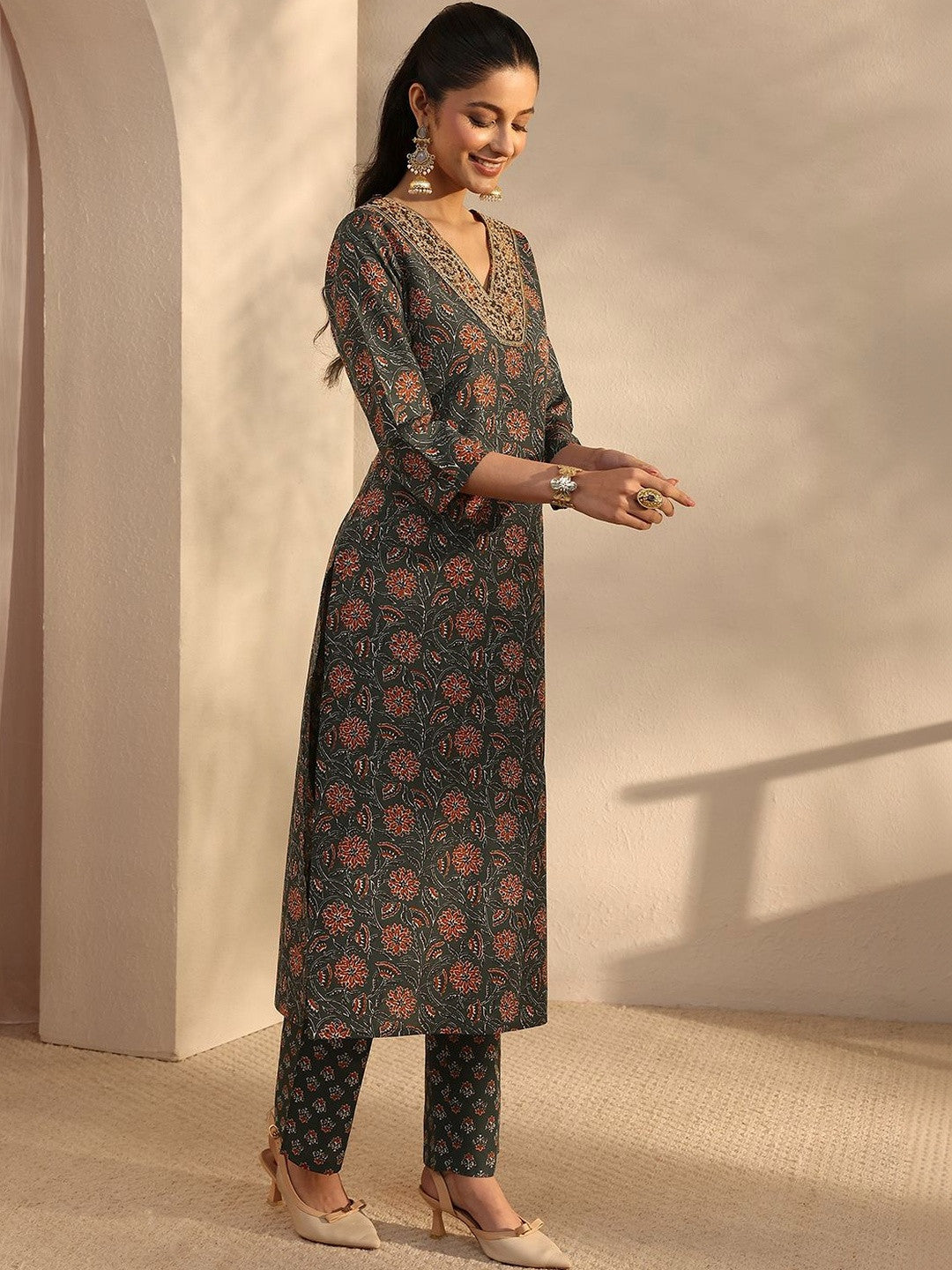 Women Floral Printed Regular Thread Work Kurta with Trousers & With Dupatta