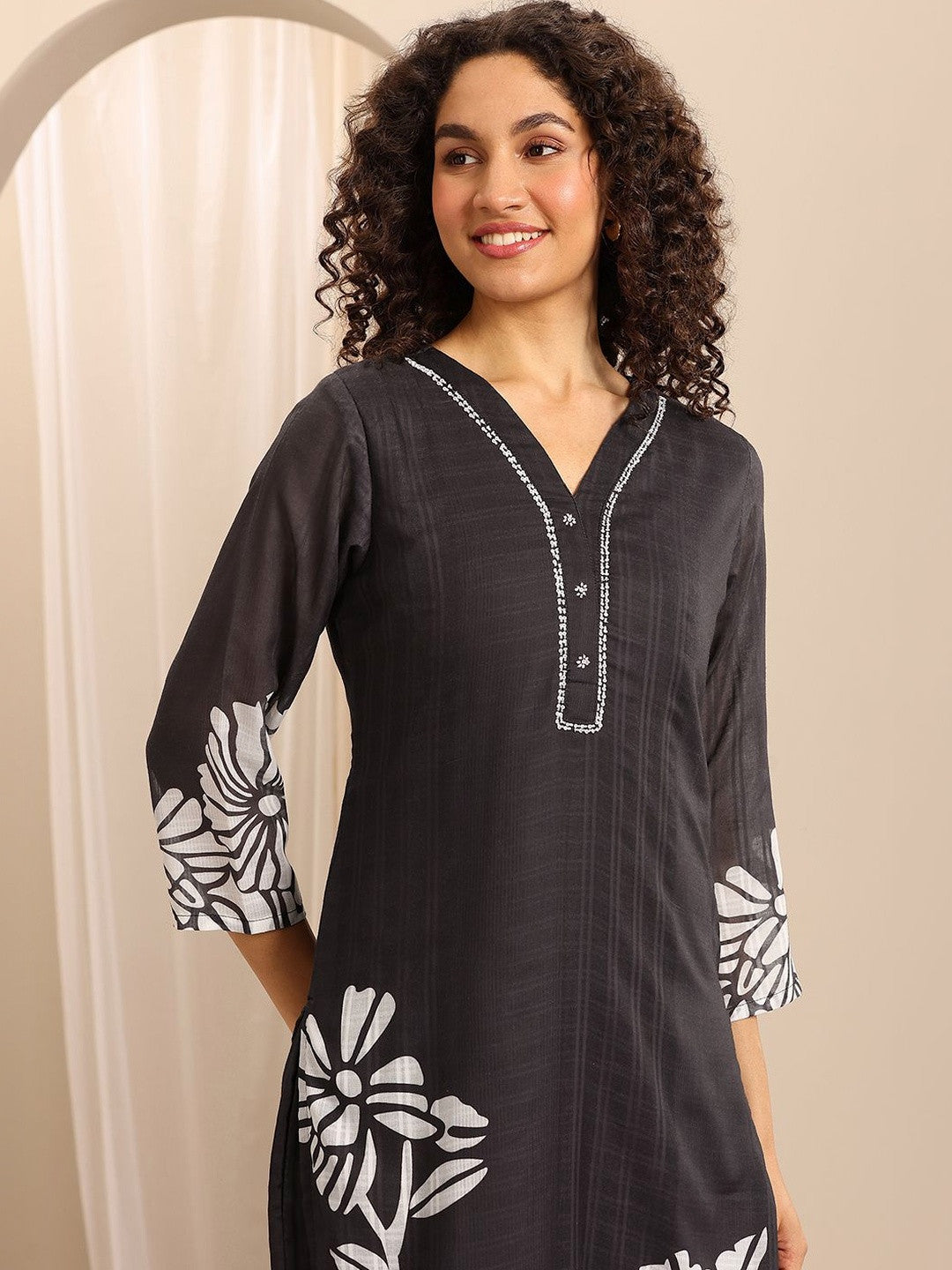 Women Floral Printed Regular Thread Work Kurta with Trousers & With Dupatta