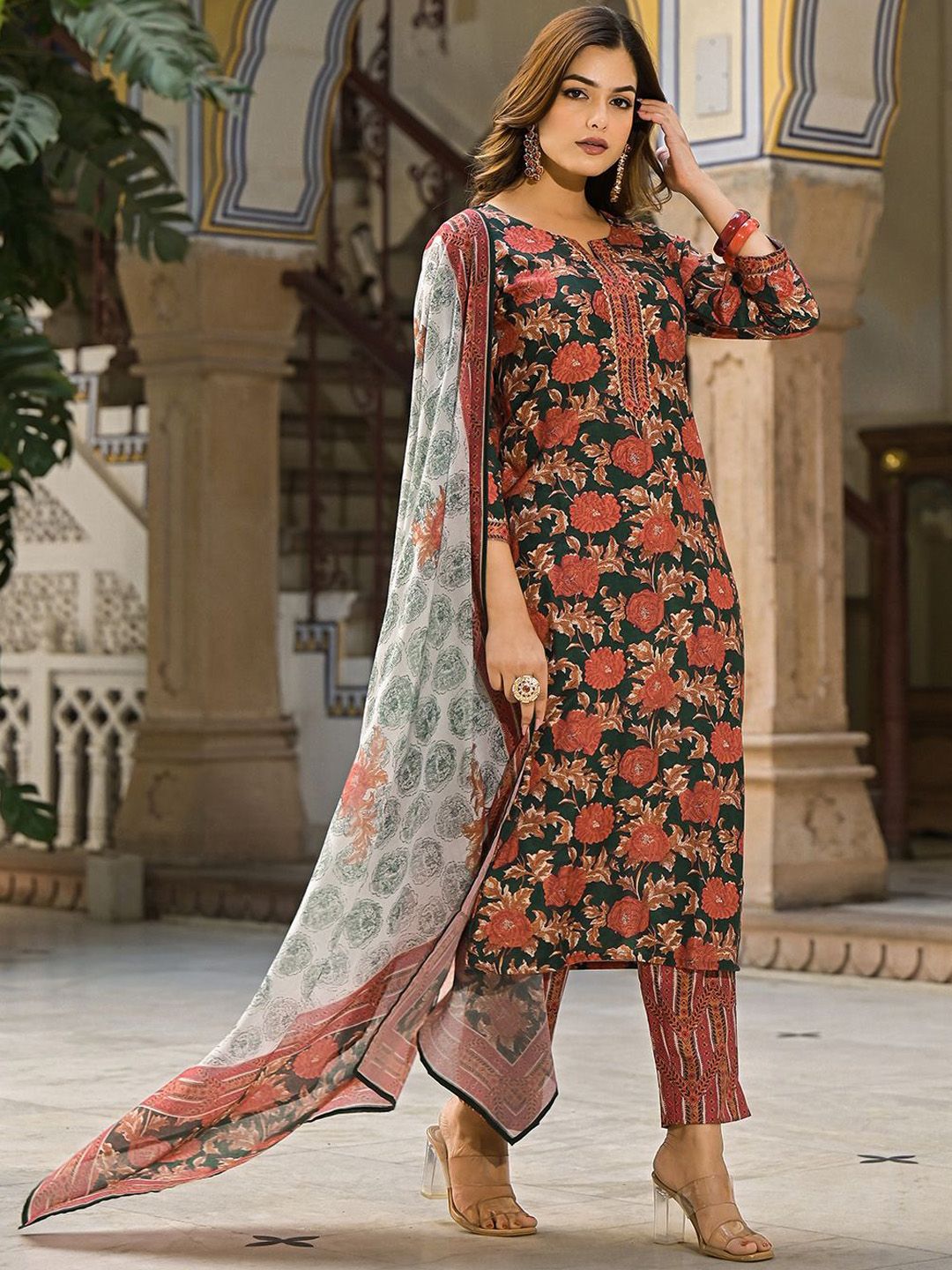 Dhiyona KL Women Floral Printed Round Neck Straight Kurta with Trousers & With Dupatta